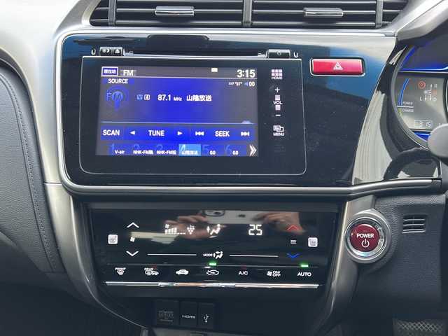 ホンダ グレイス ハイブリッド LX 鳥取県 2015(平27)年 4.2万km ティンテッドシルバーM スマートキーx2個/シティブレーキサポート/オートフェンダーポール/ドライブレコーダー/GPSレーダー/メーカーインターナビ/フルセグ・Bluetooth/HDMI/USB/バックカメラ/TVキャンセラー/前席シートヒーター/オートエアコン/オートライト/LEDヘッドライト/リアスポイラー/ビルトインETC/保証書・取説