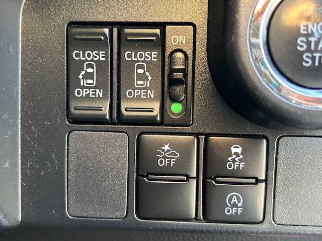 トヨタ ルーミー カスタムG－T 宮城県 2017(平29)年 7.7万km ブラックマイカメタリック/ブリリアントカッパークリスタルマイカ 2トーン 登録時走行距離76971km/純正SDナビ/フルセグTV/Bluetooth/CD/DVD/FM/AM/HDMI/後席モニター/15インチアルミ付きスタッドレスタイヤ/クルーズコントロール/両側パワースライド/ドライブレコーダー/シートヒーター/バックカメラ/オートライト/アイドリングストップ/横滑り防止装置/ステアリングリモコン/センターコンソール/プッシュスタート/スマートキー/LEDライト/ETC/コーナーセンサー/電動格納ミラー/ドアバイザ/純正アルミホイール