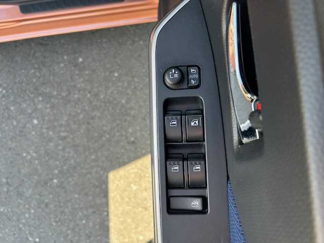 トヨタ ルーミー カスタムG－T 宮城県 2017(平29)年 7.7万km ブラックマイカメタリック/ブリリアントカッパークリスタルマイカ 2トーン 登録時走行距離76971km/純正SDナビ/フルセグTV/Bluetooth/CD/DVD/FM/AM/HDMI/後席モニター/15インチアルミ付きスタッドレスタイヤ/クルーズコントロール/両側パワースライド/ドライブレコーダー/シートヒーター/バックカメラ/オートライト/アイドリングストップ/横滑り防止装置/ステアリングリモコン/センターコンソール/プッシュスタート/スマートキー/LEDライト/ETC/コーナーセンサー/電動格納ミラー/ドアバイザ/純正アルミホイール