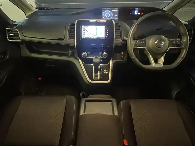 日産 セレナ ハイウェイスター Vセレクション 秋田県 2018(平30)年 12.9万km ブリリアントシルバー (株)IDOMが運営する【じしゃロン秋田店】の自社ローン対象車両になります。こちらは現金ご利用時の価格です。自社ローンご希望の方は別途その旨お申付け下さい。/セーフティパックA/SRSカーテンエアバッグシステム&サイドエアバッグシステム〈前席〉/踏み間違い衝突防止アシスト/インテリジェントパーキングアシスト（駐車支援システム）/標識検知機能（進入禁止標識検知、最高速度標識検知、一時停止標識検知）/インテリジェントアラウンドビューモニター（移動物検知機能付）/インテリジェントDA（ふらつき警報）/フロント&バックソナー/ヒーター付ドアミラー/ステアリングスイッチ（アドバンスドドライブアシストディスプレイ設定、クルーズコントロール、オーディオ）/社外SDナビ【CD/DVD/SD/Bluetooth/USB/iPod】/フルセグTV/後席モニター/両側パワースライドドア/ハンズフリーオートスライドドア/クルーズコントロール/ETC/LEDヘッドライト