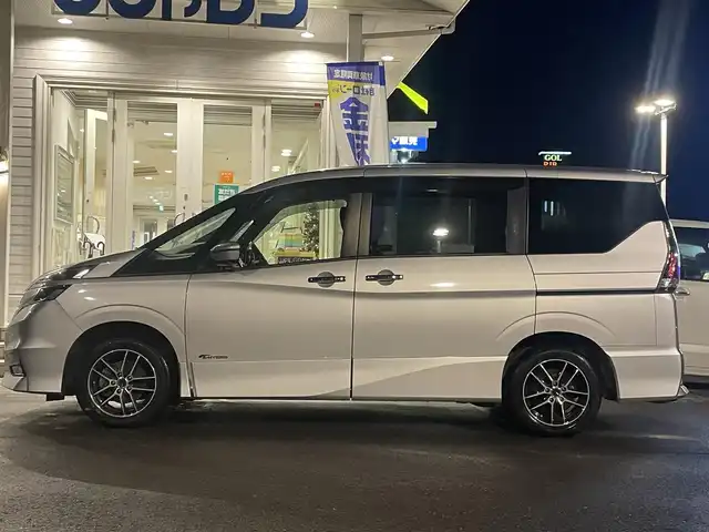 日産 セレナ ハイウェイスター Vセレクション 秋田県 2018(平30)年 12.9万km ブリリアントシルバー (株)IDOMが運営する【じしゃロン秋田店】の自社ローン対象車両になります。こちらは現金ご利用時の価格です。自社ローンご希望の方は別途その旨お申付け下さい。/セーフティパックA/SRSカーテンエアバッグシステム&サイドエアバッグシステム〈前席〉/踏み間違い衝突防止アシスト/インテリジェントパーキングアシスト（駐車支援システム）/標識検知機能（進入禁止標識検知、最高速度標識検知、一時停止標識検知）/インテリジェントアラウンドビューモニター（移動物検知機能付）/インテリジェントDA（ふらつき警報）/フロント&バックソナー/ヒーター付ドアミラー/ステアリングスイッチ（アドバンスドドライブアシストディスプレイ設定、クルーズコントロール、オーディオ）/社外SDナビ【CD/DVD/SD/Bluetooth/USB/iPod】/フルセグTV/後席モニター/両側パワースライドドア/ハンズフリーオートスライドドア/クルーズコントロール/ETC/LEDヘッドライト