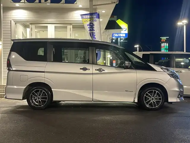 日産 セレナ ハイウェイスター Vセレクション 秋田県 2018(平30)年 12.9万km ブリリアントシルバー (株)IDOMが運営する【じしゃロン秋田店】の自社ローン対象車両になります。こちらは現金ご利用時の価格です。自社ローンご希望の方は別途その旨お申付け下さい。/セーフティパックA/SRSカーテンエアバッグシステム&サイドエアバッグシステム〈前席〉/踏み間違い衝突防止アシスト/インテリジェントパーキングアシスト（駐車支援システム）/標識検知機能（進入禁止標識検知、最高速度標識検知、一時停止標識検知）/インテリジェントアラウンドビューモニター（移動物検知機能付）/インテリジェントDA（ふらつき警報）/フロント&バックソナー/ヒーター付ドアミラー/ステアリングスイッチ（アドバンスドドライブアシストディスプレイ設定、クルーズコントロール、オーディオ）/社外SDナビ【CD/DVD/SD/Bluetooth/USB/iPod】/フルセグTV/後席モニター/両側パワースライドドア/ハンズフリーオートスライドドア/クルーズコントロール/ETC/LEDヘッドライト