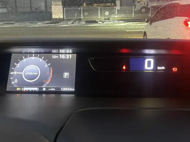 日産 セレナ ハイウェイスター Vセレクション 秋田県 2018(平30)年 12.9万km ブリリアントシルバー (株)IDOMが運営する【じしゃロン秋田店】の自社ローン対象車両になります。こちらは現金ご利用時の価格です。自社ローンご希望の方は別途その旨お申付け下さい。/セーフティパックA/SRSカーテンエアバッグシステム&サイドエアバッグシステム〈前席〉/踏み間違い衝突防止アシスト/インテリジェントパーキングアシスト（駐車支援システム）/標識検知機能（進入禁止標識検知、最高速度標識検知、一時停止標識検知）/インテリジェントアラウンドビューモニター（移動物検知機能付）/インテリジェントDA（ふらつき警報）/フロント&バックソナー/ヒーター付ドアミラー/ステアリングスイッチ（アドバンスドドライブアシストディスプレイ設定、クルーズコントロール、オーディオ）/社外SDナビ【CD/DVD/SD/Bluetooth/USB/iPod】/フルセグTV/後席モニター/両側パワースライドドア/ハンズフリーオートスライドドア/クルーズコントロール/ETC/LEDヘッドライト