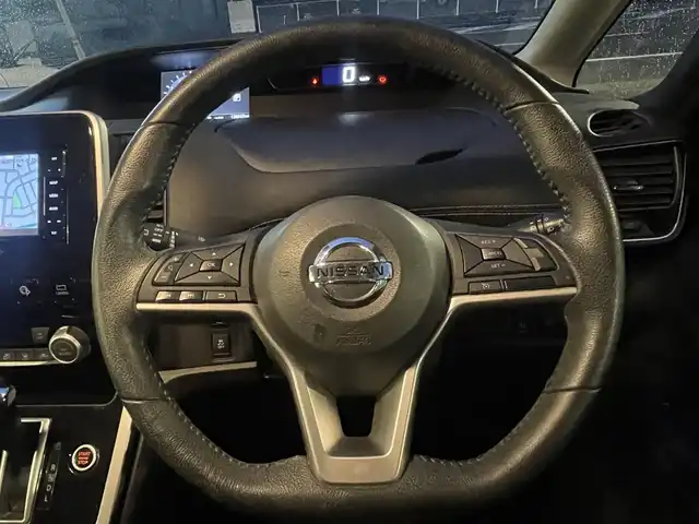 日産 セレナ ハイウェイスター Vセレクション 秋田県 2018(平30)年 12.9万km ブリリアントシルバー (株)IDOMが運営する【じしゃロン秋田店】の自社ローン対象車両になります。こちらは現金ご利用時の価格です。自社ローンご希望の方は別途その旨お申付け下さい。/セーフティパックA/SRSカーテンエアバッグシステム&サイドエアバッグシステム〈前席〉/踏み間違い衝突防止アシスト/インテリジェントパーキングアシスト（駐車支援システム）/標識検知機能（進入禁止標識検知、最高速度標識検知、一時停止標識検知）/インテリジェントアラウンドビューモニター（移動物検知機能付）/インテリジェントDA（ふらつき警報）/フロント&バックソナー/ヒーター付ドアミラー/ステアリングスイッチ（アドバンスドドライブアシストディスプレイ設定、クルーズコントロール、オーディオ）/社外SDナビ【CD/DVD/SD/Bluetooth/USB/iPod】/フルセグTV/後席モニター/両側パワースライドドア/ハンズフリーオートスライドドア/クルーズコントロール/ETC/LEDヘッドライト