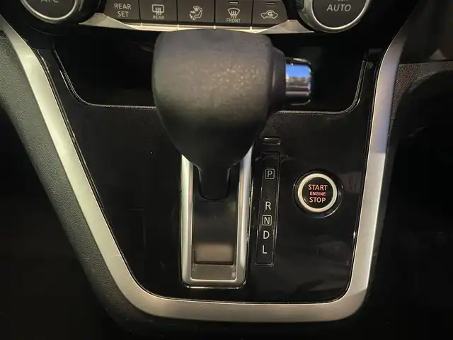 日産 セレナ ハイウェイスター Vセレクション 秋田県 2018(平30)年 12.9万km ブリリアントシルバー (株)IDOMが運営する【じしゃロン秋田店】の自社ローン対象車両になります。こちらは現金ご利用時の価格です。自社ローンご希望の方は別途その旨お申付け下さい。/セーフティパックA/SRSカーテンエアバッグシステム&サイドエアバッグシステム〈前席〉/踏み間違い衝突防止アシスト/インテリジェントパーキングアシスト（駐車支援システム）/標識検知機能（進入禁止標識検知、最高速度標識検知、一時停止標識検知）/インテリジェントアラウンドビューモニター（移動物検知機能付）/インテリジェントDA（ふらつき警報）/フロント&バックソナー/ヒーター付ドアミラー/ステアリングスイッチ（アドバンスドドライブアシストディスプレイ設定、クルーズコントロール、オーディオ）/社外SDナビ【CD/DVD/SD/Bluetooth/USB/iPod】/フルセグTV/後席モニター/両側パワースライドドア/ハンズフリーオートスライドドア/クルーズコントロール/ETC/LEDヘッドライト