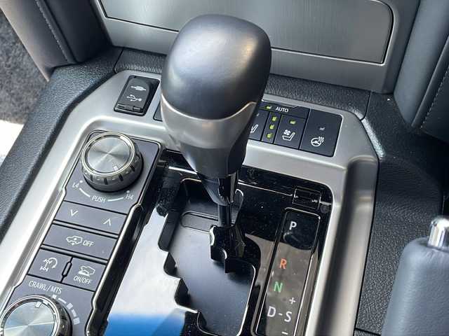 トヨタ ランドクルーザー ZX 長野県 2019(令1)年 4.2万km ブラック 4WD/モデリスタエアロ/サンルーフ/ブラックレザーシート/純正メーカーナビフルセグTV/純正リアエンターテイメント/全周囲カメラ/純正ビルトインETC2.0/前方ドライブレコーダー/追従型クルーズコントロ―ル/前後コーナーセンサー/純正20インチAW夏タイヤ/パワーバックドア/衝突被害軽減システム/3列シート/前席パワーシート/前席シートヒーター/純正フロアマット/純正LEDヘッドライト/オートライト/オートマチックハイビーム/ABS/横滑り防止機能/盗難防止装置/スペアキー/保証書/取扱説明書