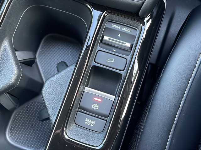 ホンダ ヴェゼル ハイブリッド e:HEV Z 愛知県 2023(令5)年 1.9万km プラチナホワイトパール /禁煙車//ワンオーナー//メーカーナビ//フルセグ/BT/USB/FM/AM//マルチビューカメラシステム//ハンズフリーパワーテールゲート//予約クローズ//純正18AW//HONDA SENSING//CMBS//ACC//先行車発進お知らせ//路外逸脱抑制システム//標識認識機能//踏み間違い衝突軽減システム//歩行者事故軽減システム//LKAS(車線維持支援システム）//BSM//パーキングセンサーシステム//ビルトインETC2.0//前後ドライブレコーダー//ワイヤレス充電//HONDA純正マフラーカッター(08F53-3M0)//LEDオートライト//オートハイビーム//Fフォグ//DRIVE MODE//SPORT/NORMAL/ECON//ヒルディセントコントロール//電子パーキング//BRAKE HOLD//プッシュスタート//黒ハーフレザーシート//前席シートヒーター//革巻ステアリング//パドルシフト//ステアリングヒーター//防眩ルームミラー//ステアリングスイッチ//純正フロアマット//リアサンシェード//USB充電//新車時保証書//取扱説明書/ナビ取説//スマートキー//スマートスペアキー