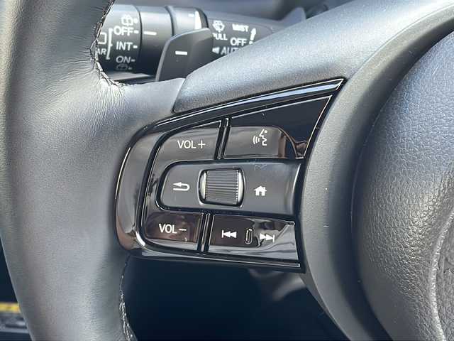 ホンダ ヴェゼル ハイブリッド e:HEV Z 愛知県 2023(令5)年 1.9万km プラチナホワイトパール /禁煙車//ワンオーナー//メーカーナビ//フルセグ/BT/USB/FM/AM//マルチビューカメラシステム//ハンズフリーパワーテールゲート//予約クローズ//純正18AW//HONDA SENSING//CMBS//ACC//先行車発進お知らせ//路外逸脱抑制システム//標識認識機能//踏み間違い衝突軽減システム//歩行者事故軽減システム//LKAS(車線維持支援システム）//BSM//パーキングセンサーシステム//ビルトインETC2.0//前後ドライブレコーダー//ワイヤレス充電//HONDA純正マフラーカッター(08F53-3M0)//LEDオートライト//オートハイビーム//Fフォグ//DRIVE MODE//SPORT/NORMAL/ECON//ヒルディセントコントロール//電子パーキング//BRAKE HOLD//プッシュスタート//黒ハーフレザーシート//前席シートヒーター//革巻ステアリング//パドルシフト//ステアリングヒーター//防眩ルームミラー//ステアリングスイッチ//純正フロアマット//リアサンシェード//USB充電//新車時保証書//取扱説明書/ナビ取説//スマートキー//スマートスペアキー