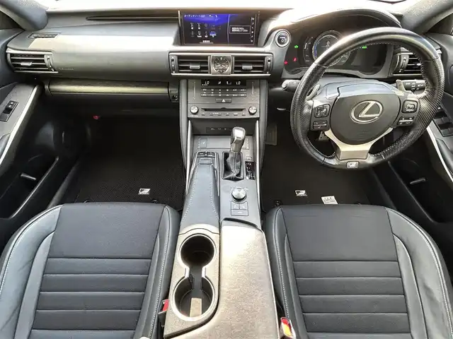 レクサス ＩＳ 300h Fスポーツ 愛媛県 2019(令1)年 7.4万km ホワイトノーヴァガラスフレーク 純正ナビ（Bluetooth/フルセグTV/DVD・Blu-ray再生）/ETC/前方ドライブレコーダー/アダプティブクルーズコントロール/バックカメラ/パワーシート/シートヒーター/ステアリングヒーター/カードキー/純正フロアマット/純正アルミホイール/前後コーナーセンサー/オートマチックハイビーム/LEDヘッドライト/カーテンエアバッグ