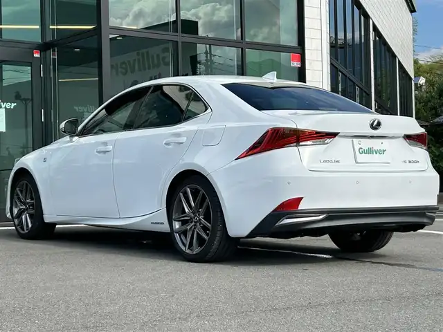レクサス ＩＳ 300h Fスポーツ 愛媛県 2019(令1)年 7.4万km ホワイトノーヴァガラスフレーク 純正ナビ（Bluetooth/フルセグTV/DVD・Blu-ray再生）/ETC/前方ドライブレコーダー/アダプティブクルーズコントロール/バックカメラ/パワーシート/シートヒーター/ステアリングヒーター/カードキー/純正フロアマット/純正アルミホイール/前後コーナーセンサー/オートマチックハイビーム/LEDヘッドライト/カーテンエアバッグ
