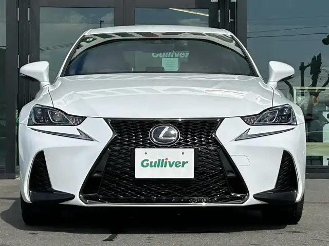 レクサス ＩＳ 300h Fスポーツ 愛媛県 2019(令1)年 7.4万km ホワイトノーヴァガラスフレーク 純正ナビ（Bluetooth/フルセグTV/DVD・Blu-ray再生）/ETC/前方ドライブレコーダー/アダプティブクルーズコントロール/バックカメラ/パワーシート/シートヒーター/ステアリングヒーター/カードキー/純正フロアマット/純正アルミホイール/前後コーナーセンサー/オートマチックハイビーム/LEDヘッドライト/カーテンエアバッグ