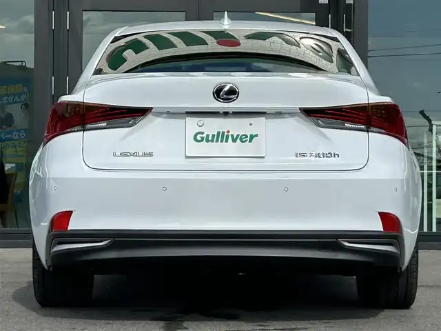 レクサス ＩＳ 300h Fスポーツ 愛媛県 2019(令1)年 7.4万km ホワイトノーヴァガラスフレーク 純正ナビ（Bluetooth/フルセグTV/DVD・Blu-ray再生）/ETC/前方ドライブレコーダー/アダプティブクルーズコントロール/バックカメラ/パワーシート/シートヒーター/ステアリングヒーター/カードキー/純正フロアマット/純正アルミホイール/前後コーナーセンサー/オートマチックハイビーム/LEDヘッドライト/カーテンエアバッグ