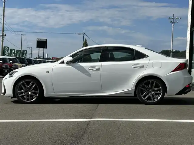 レクサス ＩＳ 300h Fスポーツ 愛媛県 2019(令1)年 7.4万km ホワイトノーヴァガラスフレーク 純正ナビ（Bluetooth/フルセグTV/DVD・Blu-ray再生）/ETC/前方ドライブレコーダー/アダプティブクルーズコントロール/バックカメラ/パワーシート/シートヒーター/ステアリングヒーター/カードキー/純正フロアマット/純正アルミホイール/前後コーナーセンサー/オートマチックハイビーム/LEDヘッドライト/カーテンエアバッグ