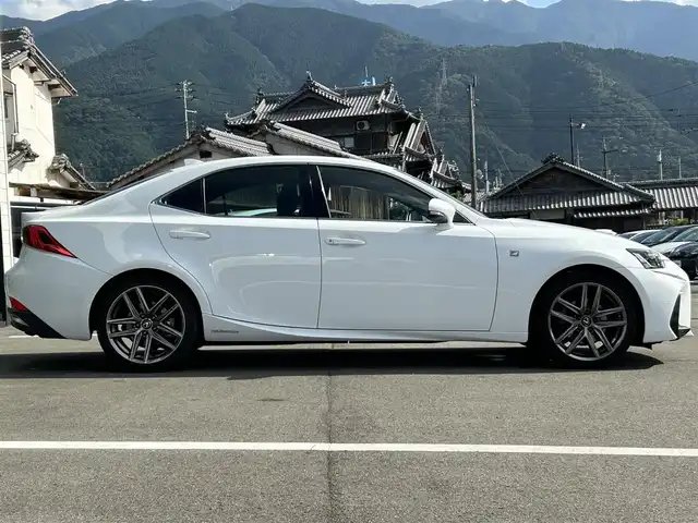レクサス ＩＳ 300h Fスポーツ 愛媛県 2019(令1)年 7.4万km ホワイトノーヴァガラスフレーク 純正ナビ（Bluetooth/フルセグTV/DVD・Blu-ray再生）/ETC/前方ドライブレコーダー/アダプティブクルーズコントロール/バックカメラ/パワーシート/シートヒーター/ステアリングヒーター/カードキー/純正フロアマット/純正アルミホイール/前後コーナーセンサー/オートマチックハイビーム/LEDヘッドライト/カーテンエアバッグ