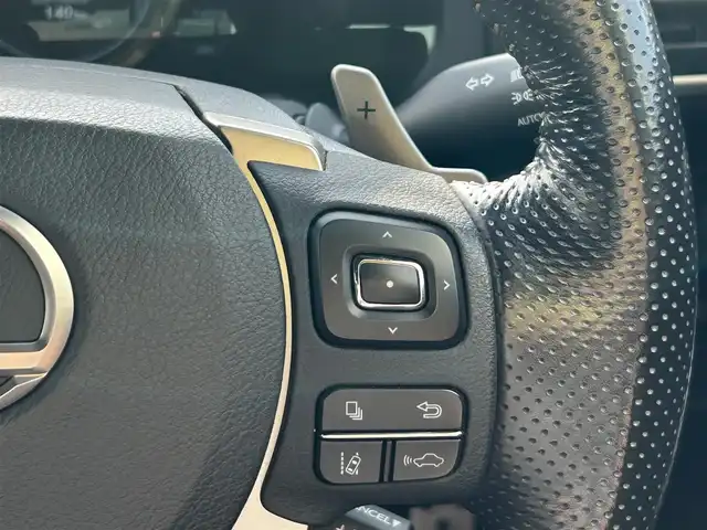 レクサス ＩＳ 300h Fスポーツ 愛媛県 2019(令1)年 7.4万km ホワイトノーヴァガラスフレーク 純正ナビ（Bluetooth/フルセグTV/DVD・Blu-ray再生）/ETC/前方ドライブレコーダー/アダプティブクルーズコントロール/バックカメラ/パワーシート/シートヒーター/ステアリングヒーター/カードキー/純正フロアマット/純正アルミホイール/前後コーナーセンサー/オートマチックハイビーム/LEDヘッドライト/カーテンエアバッグ