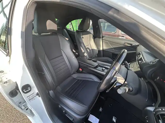 レクサス ＩＳ 300h Fスポーツ 愛媛県 2019(令1)年 7.4万km ホワイトノーヴァガラスフレーク 純正ナビ（Bluetooth/フルセグTV/DVD・Blu-ray再生）/ETC/前方ドライブレコーダー/アダプティブクルーズコントロール/バックカメラ/パワーシート/シートヒーター/ステアリングヒーター/カードキー/純正フロアマット/純正アルミホイール/前後コーナーセンサー/オートマチックハイビーム/LEDヘッドライト/カーテンエアバッグ