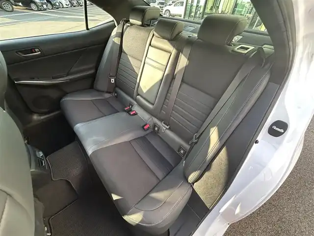 レクサス ＩＳ 300h Fスポーツ 愛媛県 2019(令1)年 7.4万km ホワイトノーヴァガラスフレーク 純正ナビ（Bluetooth/フルセグTV/DVD・Blu-ray再生）/ETC/前方ドライブレコーダー/アダプティブクルーズコントロール/バックカメラ/パワーシート/シートヒーター/ステアリングヒーター/カードキー/純正フロアマット/純正アルミホイール/前後コーナーセンサー/オートマチックハイビーム/LEDヘッドライト/カーテンエアバッグ