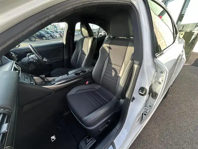 レクサス ＩＳ 300h Fスポーツ 愛媛県 2019(令1)年 7.4万km ホワイトノーヴァガラスフレーク 純正ナビ（Bluetooth/フルセグTV/DVD・Blu-ray再生）/ETC/前方ドライブレコーダー/アダプティブクルーズコントロール/バックカメラ/パワーシート/シートヒーター/ステアリングヒーター/カードキー/純正フロアマット/純正アルミホイール/前後コーナーセンサー/オートマチックハイビーム/LEDヘッドライト/カーテンエアバッグ