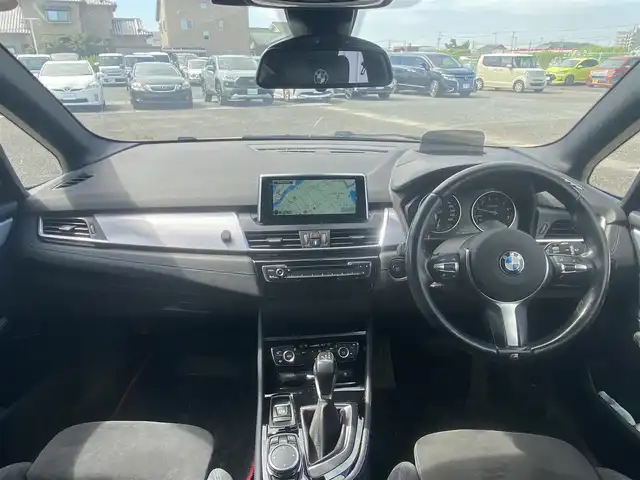 ＢＭＷ ２１８ｉ アクティブツアラー Mスポーツ 熊本県 2015(平27)年 14.3万km パール 純正ナビ/・AM/FM/CD/DVD/BT/AUX/・バックカメラ/衝突軽減ブレーキ/車線逸脱防止装置/横滑り防止装置/クルーズコントロール/革巻きステアリング/ステアリングスイッチ/オートライト/ETC/純正フロアマット/ヘッドアップディスプレイ/アイドリングストップ/電動格納ミラー/ウインカーミラー/純正アルミホイール