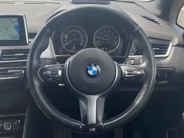 ＢＭＷ ２１８ｉ アクティブツアラー Mスポーツ 熊本県 2015(平27)年 14.3万km パール 純正ナビ/・AM/FM/CD/DVD/BT/AUX/・バックカメラ/衝突軽減ブレーキ/車線逸脱防止装置/横滑り防止装置/クルーズコントロール/革巻きステアリング/ステアリングスイッチ/オートライト/ETC/純正フロアマット/ヘッドアップディスプレイ/アイドリングストップ/電動格納ミラー/ウインカーミラー/純正アルミホイール