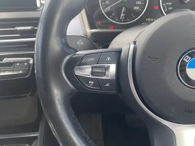 ＢＭＷ ２１８ｉ アクティブツアラー Mスポーツ 熊本県 2015(平27)年 14.3万km パール 純正ナビ/・AM/FM/CD/DVD/BT/AUX/・バックカメラ/衝突軽減ブレーキ/車線逸脱防止装置/横滑り防止装置/クルーズコントロール/革巻きステアリング/ステアリングスイッチ/オートライト/ETC/純正フロアマット/ヘッドアップディスプレイ/アイドリングストップ/電動格納ミラー/ウインカーミラー/純正アルミホイール
