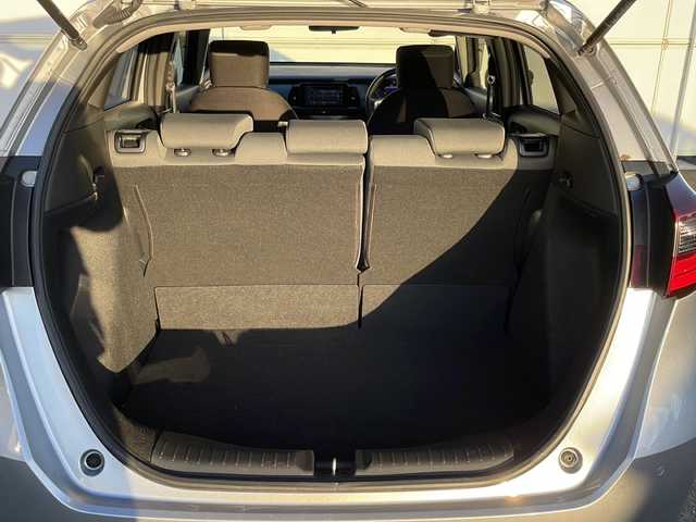 ホンダ フィット ベーシック 岩手県 2020(令2)年 3.8万km ルナシルバーM 寒冷地仕様 純正ナビ ホンダセンシング BT レーダークルーズコントロール コーナーセンサー 電動パーキングブレーキ ワイパーデアイサー ヒーター付電動格納ドアミラー オートライト スマートキー スペアキー