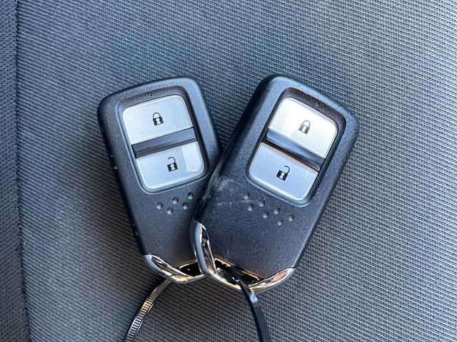 ホンダ フィット ベーシック 岩手県 2020(令2)年 3.8万km ルナシルバーM 寒冷地仕様 純正ナビ ホンダセンシング BT レーダークルーズコントロール コーナーセンサー 電動パーキングブレーキ ワイパーデアイサー ヒーター付電動格納ドアミラー オートライト スマートキー スペアキー