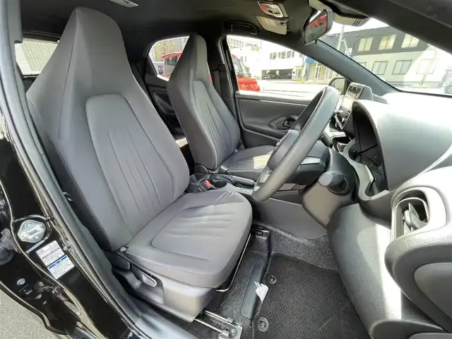 トヨタ ヤリス X 道央・札幌 2021(令3)年 1.2万km ブラック ・４WD/・衝突軽減ブレーキ/・寒冷地仕様/・純正ディスプレイオーディオ/　BT＆USB＆ラジオ/・レーダークルーズコントロール/・レーンキープアシスト/・オートライト/・ワイパー熱線/・プッシュスタート/・スマートキー/・オートハイビーム/・純正フロアマット/・ドアバイザー/・ウィンカーミラー