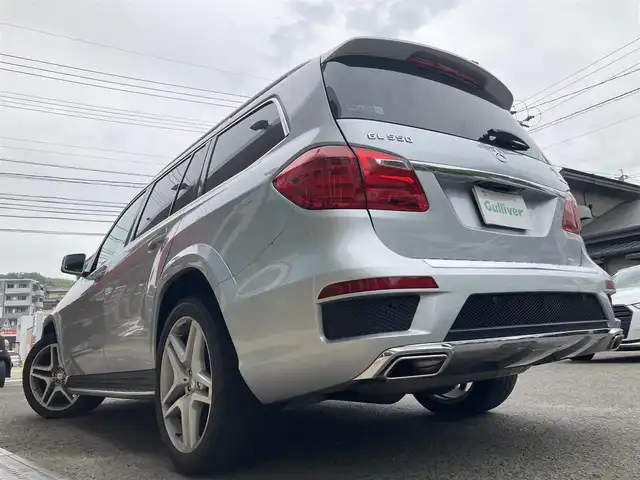 メルセデス・ベンツ ＧＬ５５０ 4MATIC AMGエクスクルーシブ 長崎県 2013(平25)年 5万km イリジウムシルバー 左ハンドル車/サンルーフ/電動稼働黒革シート/(シートヒーター・エアシート)/後席モニター/プレミアムサウンド【harman/kardon】/メーカーOP・HDDナビ/(Bluetooth接続・フルセグTV・DVD再生)/全方位カメラ・バックカメラ/レーダークルーズコントロール/レーンキープアシスト/衝突被害軽減ブレーキ/後方車両接近警報/パワーバックドア/ETC/ダウンヒルアシスト/コーナーセンサー/ウッドコンビステアリング/ステアリングスイッチ/パドルシフト/LEDオートヘッドライト