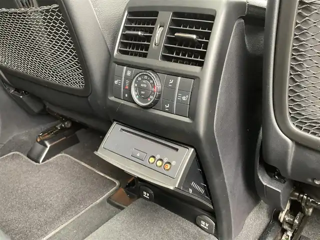 メルセデス・ベンツ ＧＬ５５０ 4MATIC AMGエクスクルーシブ 長崎県 2013(平25)年 5万km イリジウムシルバー 左ハンドル車/サンルーフ/電動稼働黒革シート/(シートヒーター・エアシート)/後席モニター/プレミアムサウンド【harman/kardon】/メーカーOP・HDDナビ/(Bluetooth接続・フルセグTV・DVD再生)/全方位カメラ・バックカメラ/レーダークルーズコントロール/レーンキープアシスト/衝突被害軽減ブレーキ/後方車両接近警報/パワーバックドア/ETC/ダウンヒルアシスト/コーナーセンサー/ウッドコンビステアリング/ステアリングスイッチ/パドルシフト/LEDオートヘッドライト