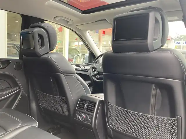 メルセデス・ベンツ ＧＬ５５０ 4MATIC AMGエクスクルーシブ 長崎県 2013(平25)年 5万km イリジウムシルバー 左ハンドル車/サンルーフ/電動稼働黒革シート/(シートヒーター・エアシート)/後席モニター/プレミアムサウンド【harman/kardon】/メーカーOP・HDDナビ/(Bluetooth接続・フルセグTV・DVD再生)/全方位カメラ・バックカメラ/レーダークルーズコントロール/レーンキープアシスト/衝突被害軽減ブレーキ/後方車両接近警報/パワーバックドア/ETC/ダウンヒルアシスト/コーナーセンサー/ウッドコンビステアリング/ステアリングスイッチ/パドルシフト/LEDオートヘッドライト
