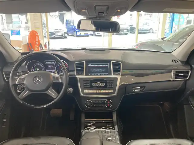 メルセデス・ベンツ ＧＬ５５０ 4MATIC AMGエクスクルーシブ 長崎県 2013(平25)年 5万km イリジウムシルバー 左ハンドル車/サンルーフ/電動稼働黒革シート/(シートヒーター・エアシート)/後席モニター/プレミアムサウンド【harman/kardon】/メーカーOP・HDDナビ/(Bluetooth接続・フルセグTV・DVD再生)/全方位カメラ・バックカメラ/レーダークルーズコントロール/レーンキープアシスト/衝突被害軽減ブレーキ/後方車両接近警報/パワーバックドア/ETC/ダウンヒルアシスト/コーナーセンサー/ウッドコンビステアリング/ステアリングスイッチ/パドルシフト/LEDオートヘッドライト