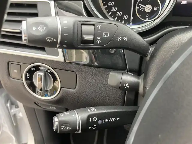 メルセデス・ベンツ ＧＬ５５０ 4MATIC AMGエクスクルーシブ 長崎県 2013(平25)年 5万km イリジウムシルバー 左ハンドル車/サンルーフ/電動稼働黒革シート/(シートヒーター・エアシート)/後席モニター/プレミアムサウンド【harman/kardon】/メーカーOP・HDDナビ/(Bluetooth接続・フルセグTV・DVD再生)/全方位カメラ・バックカメラ/レーダークルーズコントロール/レーンキープアシスト/衝突被害軽減ブレーキ/後方車両接近警報/パワーバックドア/ETC/ダウンヒルアシスト/コーナーセンサー/ウッドコンビステアリング/ステアリングスイッチ/パドルシフト/LEDオートヘッドライト