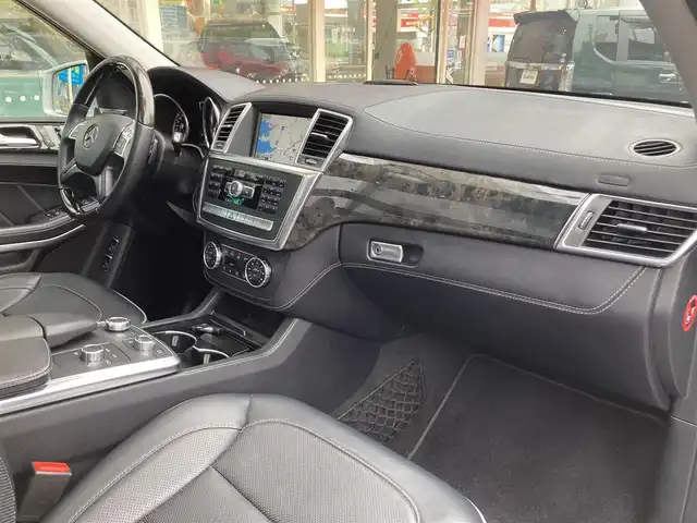 メルセデス・ベンツ ＧＬ５５０ 4MATIC AMGエクスクルーシブ 長崎県 2013(平25)年 5万km イリジウムシルバー 左ハンドル車/サンルーフ/電動稼働黒革シート/(シートヒーター・エアシート)/後席モニター/プレミアムサウンド【harman/kardon】/メーカーOP・HDDナビ/(Bluetooth接続・フルセグTV・DVD再生)/全方位カメラ・バックカメラ/レーダークルーズコントロール/レーンキープアシスト/衝突被害軽減ブレーキ/後方車両接近警報/パワーバックドア/ETC/ダウンヒルアシスト/コーナーセンサー/ウッドコンビステアリング/ステアリングスイッチ/パドルシフト/LEDオートヘッドライト