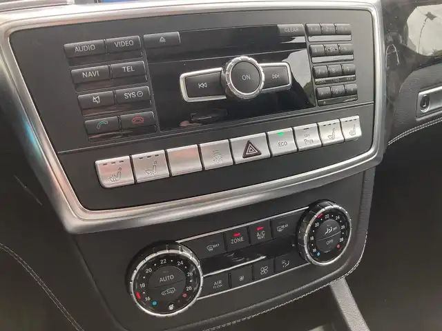 メルセデス・ベンツ ＧＬ５５０ 4MATIC AMGエクスクルーシブ 長崎県 2013(平25)年 5万km イリジウムシルバー 左ハンドル車/サンルーフ/電動稼働黒革シート/(シートヒーター・エアシート)/後席モニター/プレミアムサウンド【harman/kardon】/メーカーOP・HDDナビ/(Bluetooth接続・フルセグTV・DVD再生)/全方位カメラ・バックカメラ/レーダークルーズコントロール/レーンキープアシスト/衝突被害軽減ブレーキ/後方車両接近警報/パワーバックドア/ETC/ダウンヒルアシスト/コーナーセンサー/ウッドコンビステアリング/ステアリングスイッチ/パドルシフト/LEDオートヘッドライト