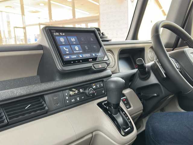 ホンダ Ｎ ＢＯＸ JOY ターボ 埼玉県 2025(令7)年 0.6万km グレーⅡ ワンオーナー/ターボ/ホンダセンシング/ ・衝突軽減ブレーキ/ ・先行車発進お知らせ機能/ ・渋滞追従機能付アダプティブクルーズコントロール/ ・車線維持支援システム/ ・誤発進抑制機能/ ・後方誤発進抑制機能/ ・急アクセル抑制機能/ ・パーキングセンサーシステム/アクティブフェイスパッケージ/純正ディスプレイオーディオ【VX-240ZFE】/両側パワースライドドア/チェック柄撥水ファブリックシート/14インチスチールホイール＋ハーフキャップ/メッキホイールリング/オートリトラミラー/純正プロジェクター式フルLEDヘッドライト/純正LEDフォグランプ/運転席&助手席シートヒーター/充電用USBジャック（Type-C〈3A〉）/純正前後ドライブレコーダー（DRH-224SD）/ETC2.0/保証書/取扱説明書/スペアキー１本