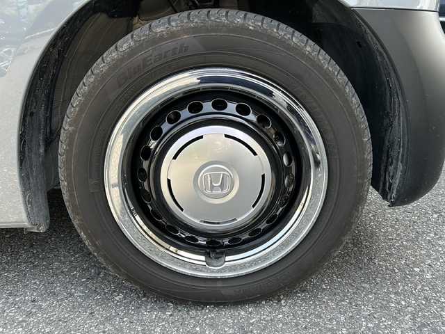 ホンダ Ｎ ＢＯＸ JOY ターボ 埼玉県 2025(令7)年 0.6万km グレーⅡ ワンオーナー/ターボ/ホンダセンシング/ ・衝突軽減ブレーキ/ ・先行車発進お知らせ機能/ ・渋滞追従機能付アダプティブクルーズコントロール/ ・車線維持支援システム/ ・誤発進抑制機能/ ・後方誤発進抑制機能/ ・急アクセル抑制機能/ ・パーキングセンサーシステム/アクティブフェイスパッケージ/純正ディスプレイオーディオ【VX-240ZFE】/両側パワースライドドア/チェック柄撥水ファブリックシート/14インチスチールホイール＋ハーフキャップ/メッキホイールリング/オートリトラミラー/純正プロジェクター式フルLEDヘッドライト/純正LEDフォグランプ/運転席&助手席シートヒーター/充電用USBジャック（Type-C〈3A〉）/純正前後ドライブレコーダー（DRH-224SD）/ETC2.0/保証書/取扱説明書/スペアキー１本