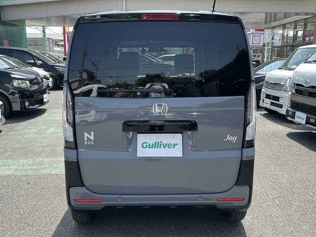 ホンダ Ｎ ＢＯＸ JOY ターボ 埼玉県 2025(令7)年 0.6万km グレーⅡ ワンオーナー/ターボ/ホンダセンシング/ ・衝突軽減ブレーキ/ ・先行車発進お知らせ機能/ ・渋滞追従機能付アダプティブクルーズコントロール/ ・車線維持支援システム/ ・誤発進抑制機能/ ・後方誤発進抑制機能/ ・急アクセル抑制機能/ ・パーキングセンサーシステム/アクティブフェイスパッケージ/純正ディスプレイオーディオ【VX-240ZFE】/両側パワースライドドア/チェック柄撥水ファブリックシート/14インチスチールホイール＋ハーフキャップ/メッキホイールリング/オートリトラミラー/純正プロジェクター式フルLEDヘッドライト/純正LEDフォグランプ/運転席&助手席シートヒーター/充電用USBジャック（Type-C〈3A〉）/純正前後ドライブレコーダー（DRH-224SD）/ETC2.0/保証書/取扱説明書/スペアキー１本