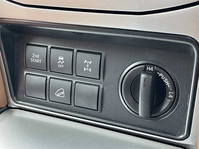 トヨタ ランドクルーザー プラド TX-L 70thアニバーサリーLTD 岡山県 2021(令3)年 4.8万km ホワイトパールクリスタルシャイン 登録時走行距離47.823km/純正ナビ/(AM/FM/DVD/TV/Bluetooth)/サンルーフ/トヨタセーフティセンス/・プリクラッシュセーフティ/・アダプティブクルーズコントロール/・レーンディパーチャーアラート/・オートマチックハイビーム/全方位カメラ/ブラインドスポットモニター/ビルトインETC2.0/前後ドライブレコーダー/スペアキー×1/パワーシート(D+N席)/エアシート(D+N席)/純正18インチアルミホイール/プッシュスタート/スマートキー