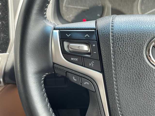 トヨタ ランドクルーザー プラド TX-L 70thアニバーサリーLTD 岡山県 2021(令3)年 4.8万km ホワイトパールクリスタルシャイン 登録時走行距離47.823km/純正ナビ/(AM/FM/DVD/TV/Bluetooth)/サンルーフ/トヨタセーフティセンス/・プリクラッシュセーフティ/・アダプティブクルーズコントロール/・レーンディパーチャーアラート/・オートマチックハイビーム/全方位カメラ/ブラインドスポットモニター/ビルトインETC2.0/前後ドライブレコーダー/スペアキー×1/パワーシート(D+N席)/エアシート(D+N席)/純正18インチアルミホイール/プッシュスタート/スマートキー