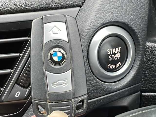 ＢＭＷ Ｘ１ xDrive 20d Xライン 京都府 2014(平26)年 5.3万km 黒 純正ナビ/FM/AM/CD/DVD/BT/TV/コーナーセンサー/横滑り防止/アイドリングストップ/ヒルディセントコントロール/オートライト/オートワイパー/フロアマット/ルーフレール/ハーフレザーシート