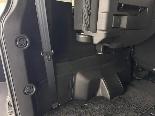 三菱 デリカＤ：５ G 三重県 2020(令2)年 3.8万km アイガーグレーM/ダイヤモンドブラックマイカ ディーゼル・ターボ/フルタイム4WD/MTモード付インパネ8AT/純正 10.1インチナビ『ROAD EXPLORER MM』 QY-9000M-C/（FM/AM/CD/DVD/TV/SD/Music Catcher/USB/iPod/Bluetooth/HDMI/AUX）/純正 10.1インチ 後席モニター/【OP】マルチアラウンドモニター/両側オートスライドドア/ビルトインETC/e-Assist/・衝突被害軽減ブレーキシステム［FCM］/・車線逸脱警報システム［LDW］/・レーダークルーズコントロールシステム［ACC］/・オートハイビーム［AHB］/・誤発進抑制機能（前進時）/など/装備/・キャプテンシート（7人乗り）/・左右独立オートエアコン/・後席クーラー＆ヒーター/・AC100V電源コンセント（100W）/・オートライト/・LED ヘッドランプ＋フロントフォグランプ/・パドルシフト/・電動パーキングブレーキ＆ブレーキオートホールド機能/・モード切替4WD/・純正18inAW/・プッシュスタート/・保/取/ナビ取/・スマートキーx2/など