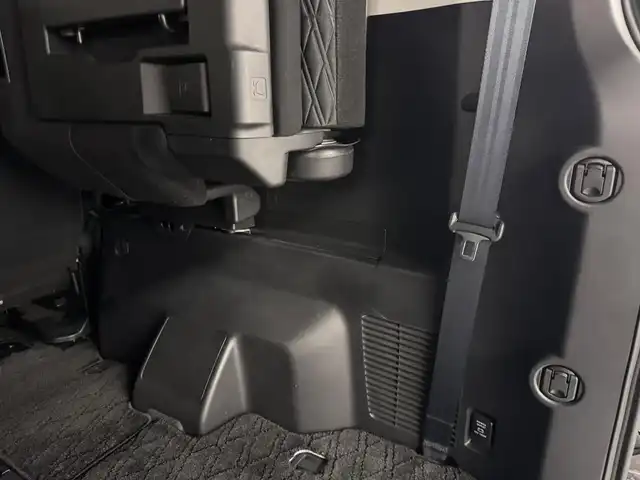 三菱 デリカＤ：５ G 三重県 2020(令2)年 3.8万km アイガーグレーM/ダイヤモンドブラックマイカ ディーゼル・ターボ/フルタイム4WD/MTモード付インパネ8AT/純正 10.1インチナビ『ROAD EXPLORER MM』 QY-9000M-C/（FM/AM/CD/DVD/TV/SD/Music Catcher/USB/iPod/Bluetooth/HDMI/AUX）/純正 10.1インチ 後席モニター/【OP】マルチアラウンドモニター/両側オートスライドドア/ビルトインETC/e-Assist/・衝突被害軽減ブレーキシステム［FCM］/・車線逸脱警報システム［LDW］/・レーダークルーズコントロールシステム［ACC］/・オートハイビーム［AHB］/・誤発進抑制機能（前進時）/など/装備/・キャプテンシート（7人乗り）/・左右独立オートエアコン/・後席クーラー＆ヒーター/・AC100V電源コンセント（100W）/・オートライト/・LED ヘッドランプ＋フロントフォグランプ/・パドルシフト/・電動パーキングブレーキ＆ブレーキオートホールド機能/・モード切替4WD/・純正18inAW/・プッシュスタート/・保/取/ナビ取/・スマートキーx2/など