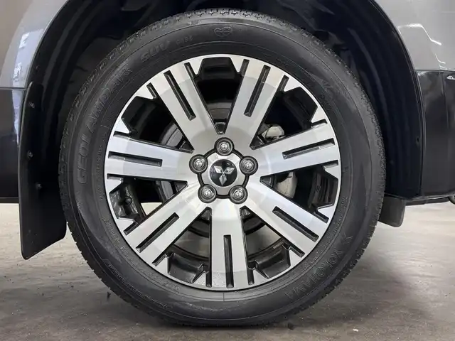 三菱 デリカＤ：５ G 三重県 2020(令2)年 3.8万km アイガーグレーM/ダイヤモンドブラックマイカ ディーゼル・ターボ/フルタイム4WD/MTモード付インパネ8AT/純正 10.1インチナビ『ROAD EXPLORER MM』 QY-9000M-C/（FM/AM/CD/DVD/TV/SD/Music Catcher/USB/iPod/Bluetooth/HDMI/AUX）/純正 10.1インチ 後席モニター/【OP】マルチアラウンドモニター/両側オートスライドドア/ビルトインETC/e-Assist/・衝突被害軽減ブレーキシステム［FCM］/・車線逸脱警報システム［LDW］/・レーダークルーズコントロールシステム［ACC］/・オートハイビーム［AHB］/・誤発進抑制機能（前進時）/など/装備/・キャプテンシート（7人乗り）/・左右独立オートエアコン/・後席クーラー＆ヒーター/・AC100V電源コンセント（100W）/・オートライト/・LED ヘッドランプ＋フロントフォグランプ/・パドルシフト/・電動パーキングブレーキ＆ブレーキオートホールド機能/・モード切替4WD/・純正18inAW/・プッシュスタート/・保/取/ナビ取/・スマートキーx2/など