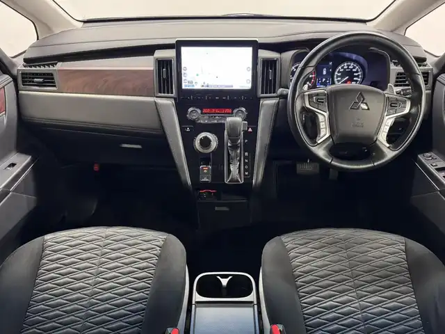 三菱 デリカＤ：５ G 三重県 2020(令2)年 3.8万km アイガーグレーM/ダイヤモンドブラックマイカ ディーゼル・ターボ/フルタイム4WD/MTモード付インパネ8AT/純正 10.1インチナビ『ROAD EXPLORER MM』 QY-9000M-C/（FM/AM/CD/DVD/TV/SD/Music Catcher/USB/iPod/Bluetooth/HDMI/AUX）/純正 10.1インチ 後席モニター/【OP】マルチアラウンドモニター/両側オートスライドドア/ビルトインETC/e-Assist/・衝突被害軽減ブレーキシステム［FCM］/・車線逸脱警報システム［LDW］/・レーダークルーズコントロールシステム［ACC］/・オートハイビーム［AHB］/・誤発進抑制機能（前進時）/など/装備/・キャプテンシート（7人乗り）/・左右独立オートエアコン/・後席クーラー＆ヒーター/・AC100V電源コンセント（100W）/・オートライト/・LED ヘッドランプ＋フロントフォグランプ/・パドルシフト/・電動パーキングブレーキ＆ブレーキオートホールド機能/・モード切替4WD/・純正18inAW/・プッシュスタート/・保/取/ナビ取/・スマートキーx2/など
