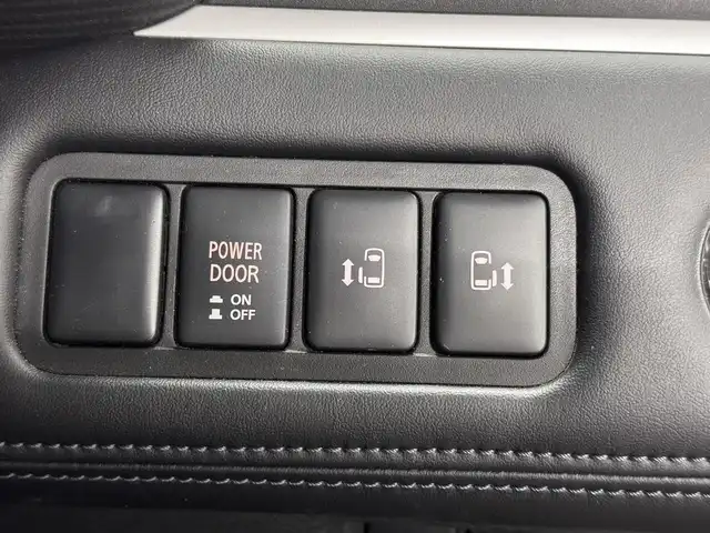 三菱 デリカＤ：５ G 三重県 2020(令2)年 3.8万km アイガーグレーM/ダイヤモンドブラックマイカ ディーゼル・ターボ/フルタイム4WD/MTモード付インパネ8AT/純正 10.1インチナビ『ROAD EXPLORER MM』 QY-9000M-C/（FM/AM/CD/DVD/TV/SD/Music Catcher/USB/iPod/Bluetooth/HDMI/AUX）/純正 10.1インチ 後席モニター/【OP】マルチアラウンドモニター/両側オートスライドドア/ビルトインETC/e-Assist/・衝突被害軽減ブレーキシステム［FCM］/・車線逸脱警報システム［LDW］/・レーダークルーズコントロールシステム［ACC］/・オートハイビーム［AHB］/・誤発進抑制機能（前進時）/など/装備/・キャプテンシート（7人乗り）/・左右独立オートエアコン/・後席クーラー＆ヒーター/・AC100V電源コンセント（100W）/・オートライト/・LED ヘッドランプ＋フロントフォグランプ/・パドルシフト/・電動パーキングブレーキ＆ブレーキオートホールド機能/・モード切替4WD/・純正18inAW/・プッシュスタート/・保/取/ナビ取/・スマートキーx2/など