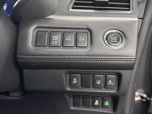 三菱 デリカＤ：５ G 三重県 2020(令2)年 3.8万km アイガーグレーM/ダイヤモンドブラックマイカ ディーゼル・ターボ/フルタイム4WD/MTモード付インパネ8AT/純正 10.1インチナビ『ROAD EXPLORER MM』 QY-9000M-C/（FM/AM/CD/DVD/TV/SD/Music Catcher/USB/iPod/Bluetooth/HDMI/AUX）/純正 10.1インチ 後席モニター/【OP】マルチアラウンドモニター/両側オートスライドドア/ビルトインETC/e-Assist/・衝突被害軽減ブレーキシステム［FCM］/・車線逸脱警報システム［LDW］/・レーダークルーズコントロールシステム［ACC］/・オートハイビーム［AHB］/・誤発進抑制機能（前進時）/など/装備/・キャプテンシート（7人乗り）/・左右独立オートエアコン/・後席クーラー＆ヒーター/・AC100V電源コンセント（100W）/・オートライト/・LED ヘッドランプ＋フロントフォグランプ/・パドルシフト/・電動パーキングブレーキ＆ブレーキオートホールド機能/・モード切替4WD/・純正18inAW/・プッシュスタート/・保/取/ナビ取/・スマートキーx2/など