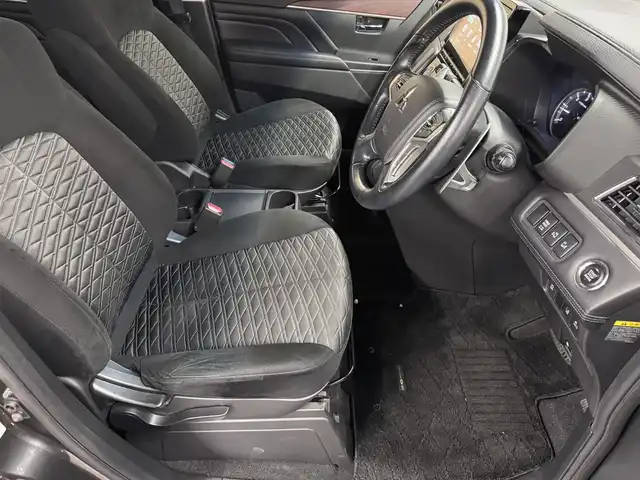 三菱 デリカＤ：５ G 三重県 2020(令2)年 3.8万km アイガーグレーM/ダイヤモンドブラックマイカ ディーゼル・ターボ/フルタイム4WD/MTモード付インパネ8AT/純正 10.1インチナビ『ROAD EXPLORER MM』 QY-9000M-C/（FM/AM/CD/DVD/TV/SD/Music Catcher/USB/iPod/Bluetooth/HDMI/AUX）/純正 10.1インチ 後席モニター/【OP】マルチアラウンドモニター/両側オートスライドドア/ビルトインETC/e-Assist/・衝突被害軽減ブレーキシステム［FCM］/・車線逸脱警報システム［LDW］/・レーダークルーズコントロールシステム［ACC］/・オートハイビーム［AHB］/・誤発進抑制機能（前進時）/など/装備/・キャプテンシート（7人乗り）/・左右独立オートエアコン/・後席クーラー＆ヒーター/・AC100V電源コンセント（100W）/・オートライト/・LED ヘッドランプ＋フロントフォグランプ/・パドルシフト/・電動パーキングブレーキ＆ブレーキオートホールド機能/・モード切替4WD/・純正18inAW/・プッシュスタート/・保/取/ナビ取/・スマートキーx2/など