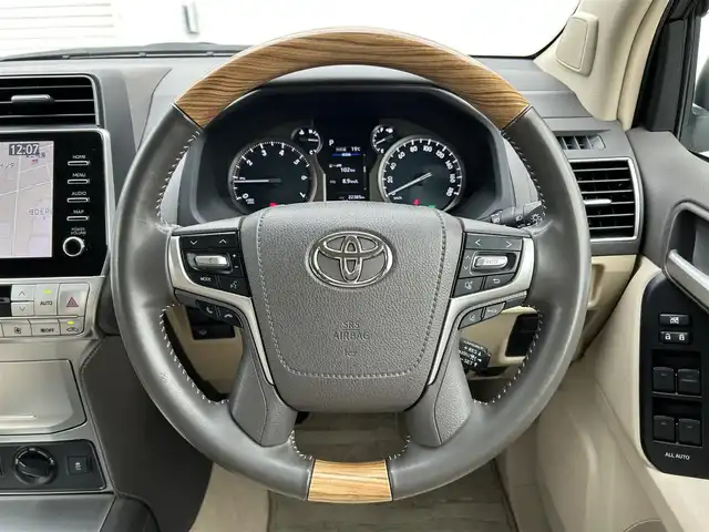 トヨタ ランドクルーザー プラド TX Lパッケージ 新潟県 2022(令4)年 2.3万km ホワイトパールクリスタルシャイン ワンオーナー/衝突軽減/純正ナビ/(AM/FM/BT/フルセグ)/全方位カメラ/社外前後ドライブレコーダー/クルーズコントロール/BSM/ETC2.0/コーナーセンサー/ベージュ革シート/シートヒーター/エアーシート/パワーシート/MTモード付きAT/革巻きウッドコンビステアリング/ステアリングスイッチ/AUTOハイビーム/AUTOライト/LEDヘッドライト/フォグランプ/横滑り防止/プッシュスタート/スマートキー