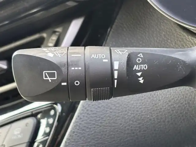 トヨタ Ｃ－ＨＲ G 茨城県 2017(平29)年 7.9万km センシュアルレッドマイカ 純正SDナビ/　(CD/DVD/USB/Bluetooth/フルセグ/HDMI)/バックカメラ/ブラインドスポットモニター/ローダウン車高調/セーフティセンス（衝突回避支援パッケージ）/・プリクラッシュセーフティ/・レーンディパーチャーアラート/・オートマチックハイビーム/・レーダークルーズコントロール/クリアランスソナー/ETC2.0/快適温熱シート/LEDヘッドライト/シーケンシャルターンランプ/足元イルミネーションランプ/パワーステアリング/純正アルミホイール/オートライト/保証書